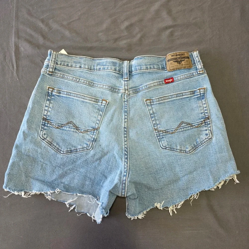 Wrangler Cutoff Denim Shorts Light Wash Raw Hem Size 32‎ Festival Western